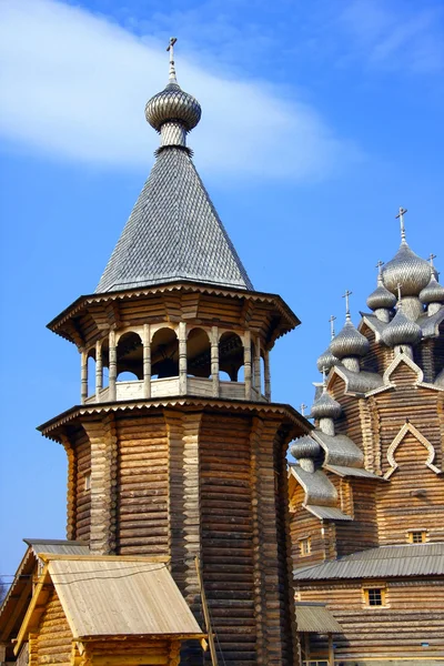 Iglesia ortodoxa de madera en nombre de Cover All-holy mother of God, Rusia (Pok —  Fotos de Stock