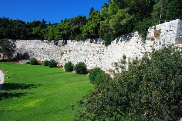 Greece, Rhodes. Wall of ancient city — Stock Photo, Image