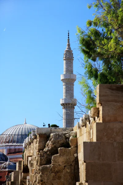 Grekland, rhodes.wall av gamla staden och moskén i fjärran — Stockfoto
