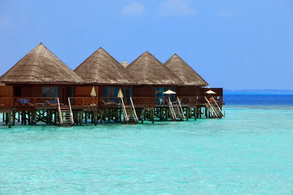 Malediven. Villa auf Pfählen am Wasser — Stockfoto