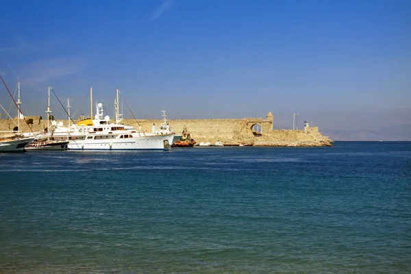 Grecja, rhodes.ships w zatoce — Zdjęcie stockowe