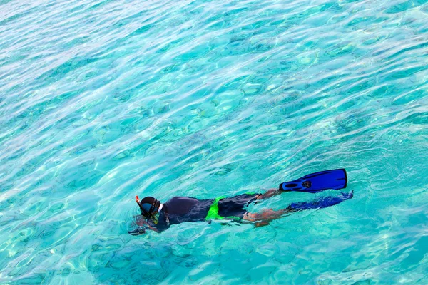 Человек в ластах и маске в океане, Мальдивы — стоковое фото