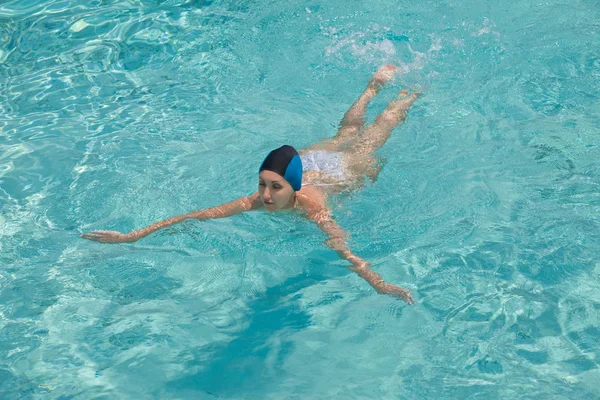 Das Sportmädchen schwimmt im Pool — Stockfoto
