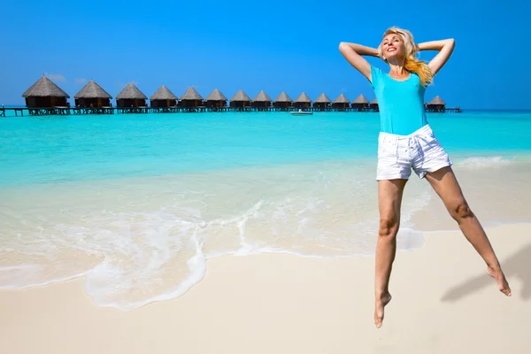 少女は海沿いのモルディブにジャンプします — ストック写真