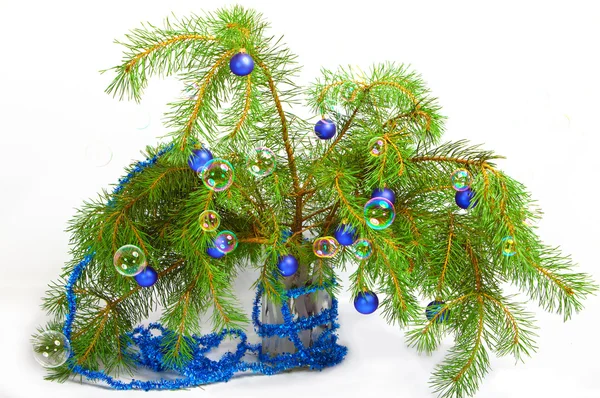 Karácsonyi dekoráció-egy fenyő-fa ágai, a játékok és a szappanbuborékok — Stock Fotó