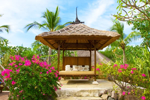 Paviljong för spabehandlingar i tropisk trädgård — Stockfoto