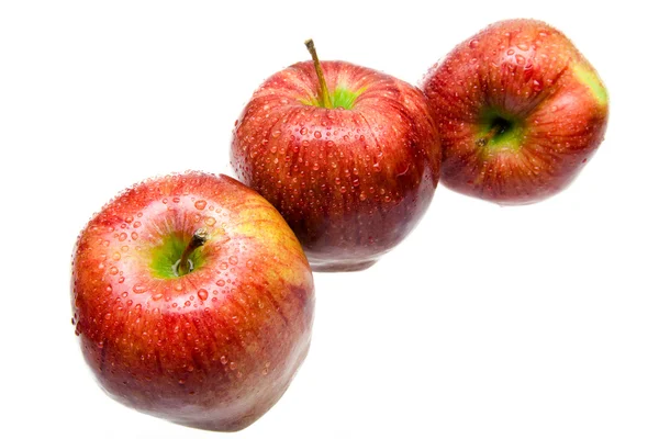 Три сочных яблока лежат на белом фоне — стоковое фото
