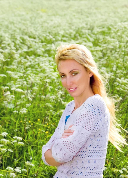 Retrato femenino contra un prado con colores blancos — Foto de Stock