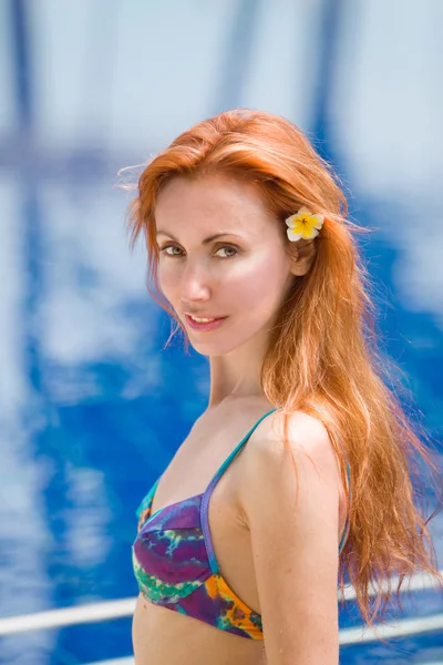 Frau lächelt beim Ausruhen am Pool — Stockfoto