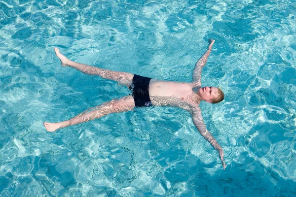 De jongen heeft een rust op transparante water van de Oceaan — Stockfoto