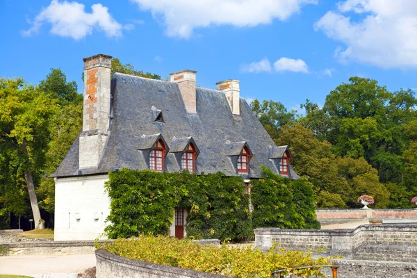 Chateau de Chenonceau.house do jardineiro em parque de castelo. Vale do r — Fotografia de Stock