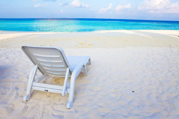 大海前的空荡荡的躺椅 — 图库照片