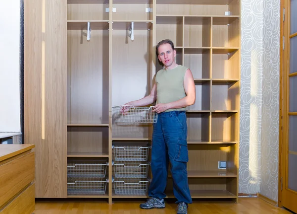 Mannen är engagerad i reparation och möbler assemblage — Stockfoto