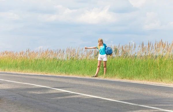 Hermosa mujer joven autostop autostop "votos" en la carretera —  Fotos de Stock