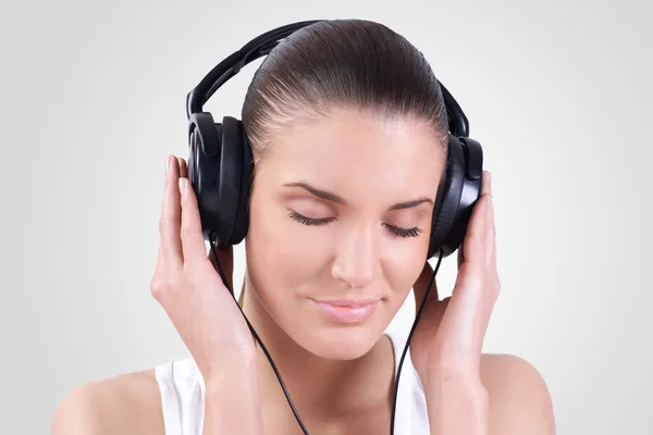 Mujer joven escuchando música — Foto de Stock
