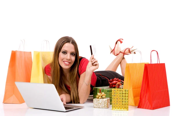 Linda jovem mulher fazendo compras pela internet — Fotografia de Stock
