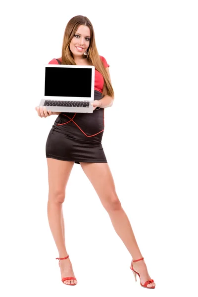 Приваблива жінка тримає ноутбук — стокове фото