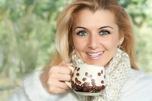 女性ドリンクコーヒー — ストック写真