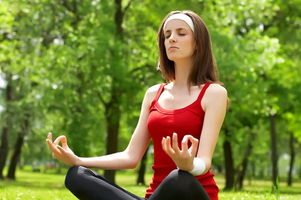 Yoga pose açık havada — Stok fotoğraf
