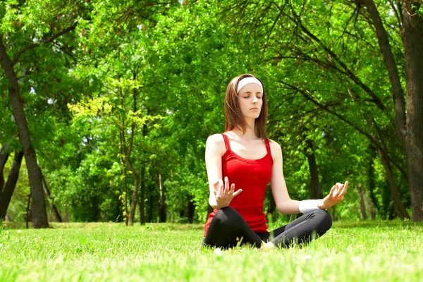 Yoga pose outdoors — Stock Photo, Image