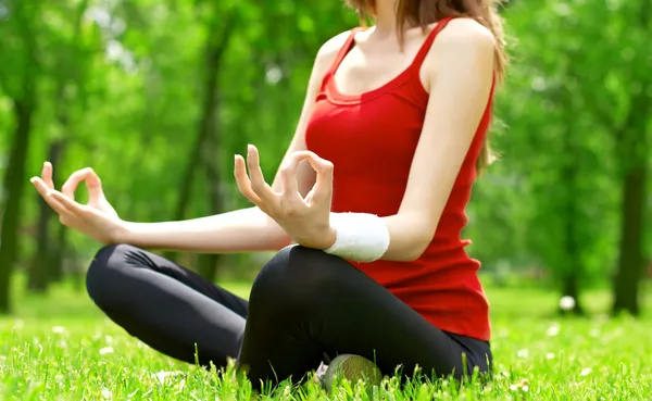 Yoga-Pose im Freien — Stockfoto