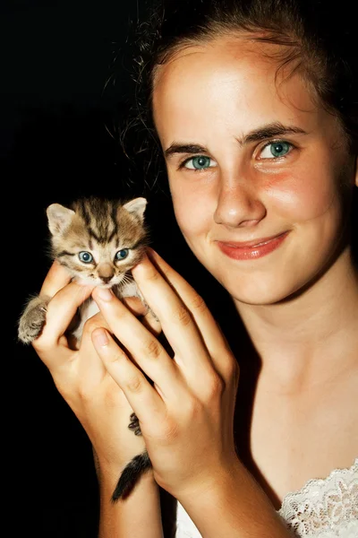 Девочка и котенок — стоковое фото