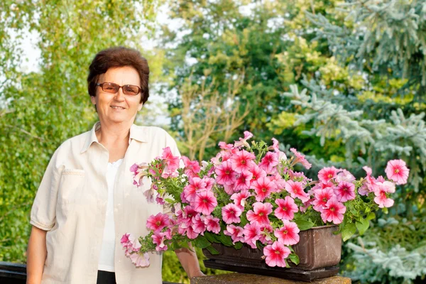 Senior vrouw en bloemen — Stockfoto