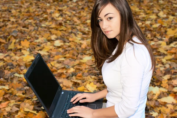 Teenager girl using laptop — Stock Photo, Image