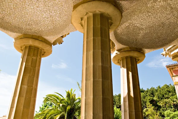 Sütunları Antonio Gaudi'nin parc guell — Stok fotoğraf
