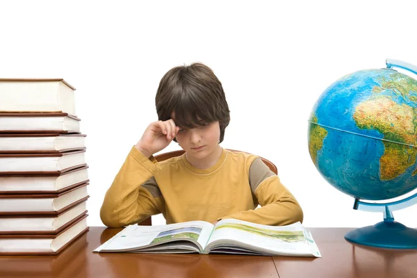 Хлопчик вчиться і робить домашнє завдання — стокове фото