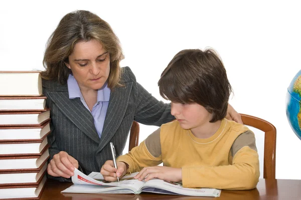Madre ayudando a su hijo con la tarea — Foto de Stock