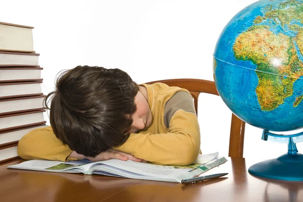 Zmęczony śpi podczas odrabiania lekcji chłopiec — Zdjęcie stockowe