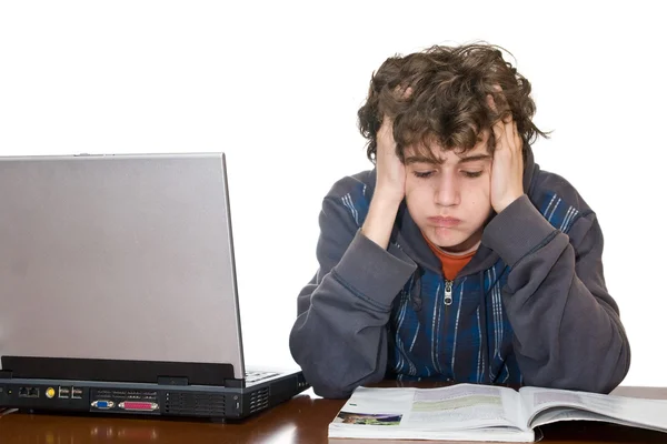 Adolescente cansado estudando para exame — Fotografia de Stock