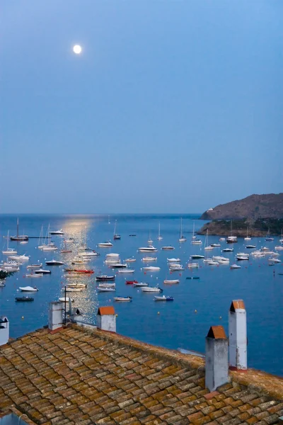 Moon rising in the Mediterranean sea over Cadaques — Stock Photo, Image