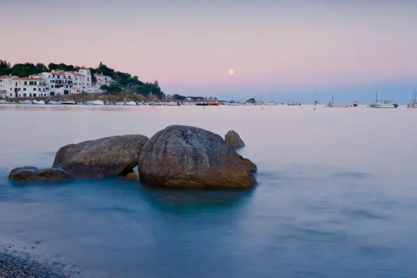 Луна поднимается в Средиземном море над Кадаками — стоковое фото