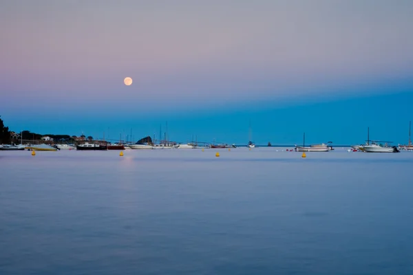 Moon rising in the Mediterranian sea over Cadaques — Stock Photo, Image