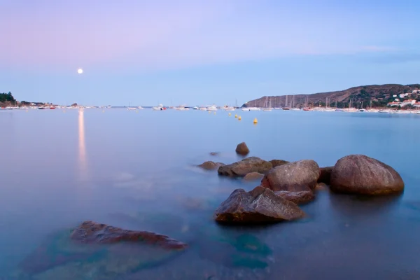 Lua subindo no mar Mediterrâneo sobre Cadaques — Fotografia de Stock