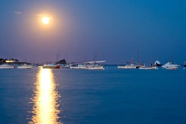 A Földközi-tenger felett cadaques Moon rising — Stock Fotó