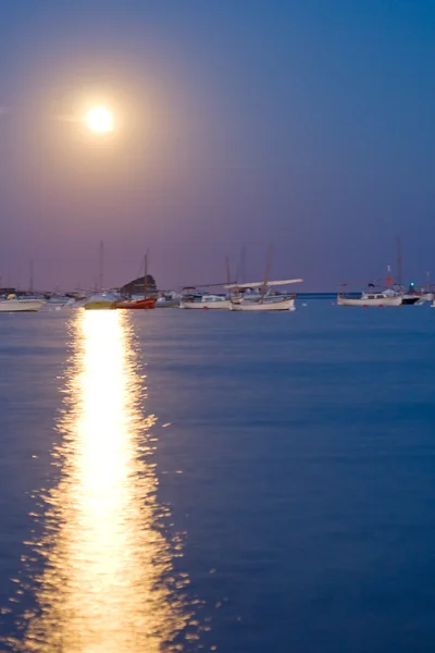 Mondaufgang im Mittelmeer über Katakomben — Stockfoto
