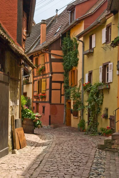 Houten huisjes in het dorp van eguisheim in Elzas, Frankrijk — Stockfoto