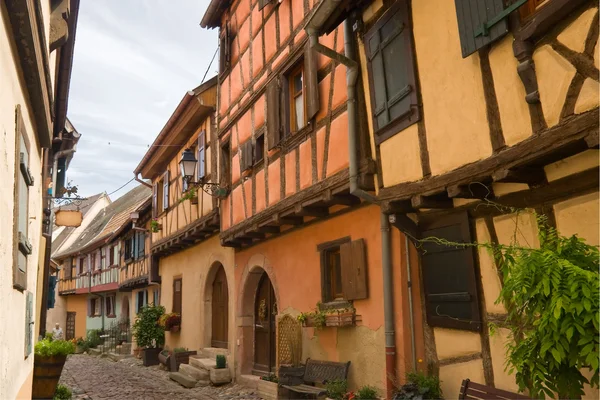 Houten huisjes in het dorp van eguisheim in Elzas, Frankrijk — Stockfoto