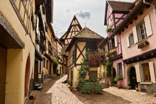 Casas de madeira na aldeia de Eguisheim, na Alsácia, França — Fotografia de Stock
