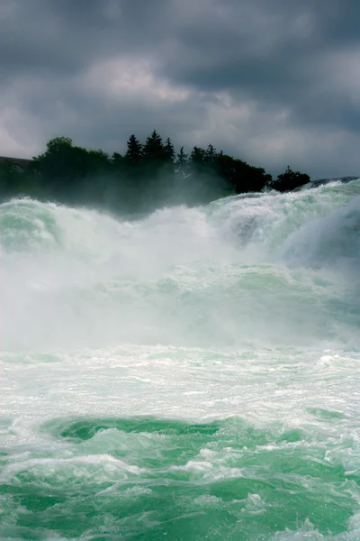 Vue rapprochée de la cascade du Rhin en Suisse — Photo