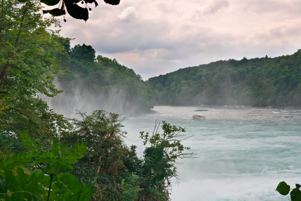 Vue rapprochée de la cascade du Rhin en Suisse — Photo