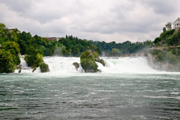 Закрыть вид на Рейнский водопад в Швейцарии — стоковое фото