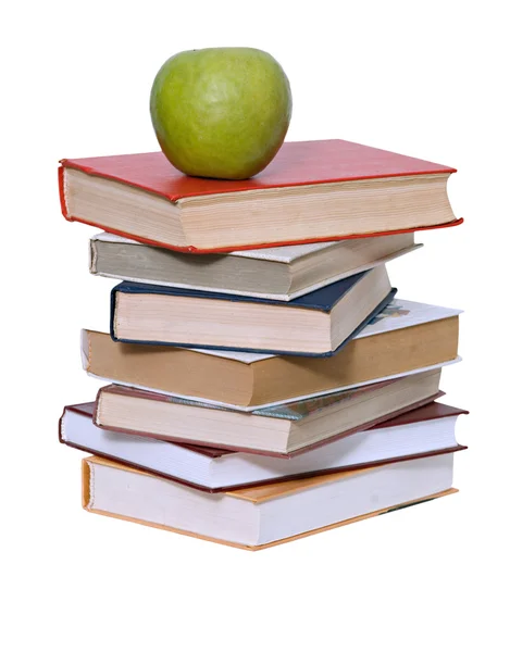 Zielone jabłko na stos książek na białym tle — Zdjęcie stockowe