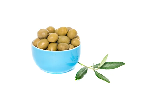 Blå kopp full av gröna oliver — Stockfoto