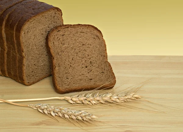 Buğday kulak ve dilimlenmiş ekmek — Stok fotoğraf