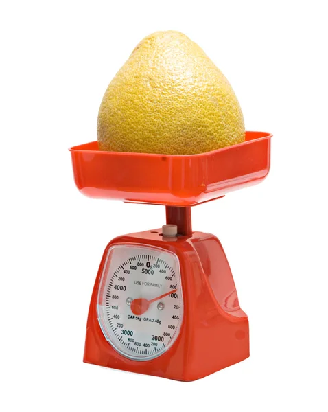 Küchenwaage Gewichtung Pomelo — Stockfoto
