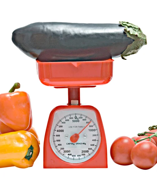 Kök skala viktning aubergine — Stockfoto